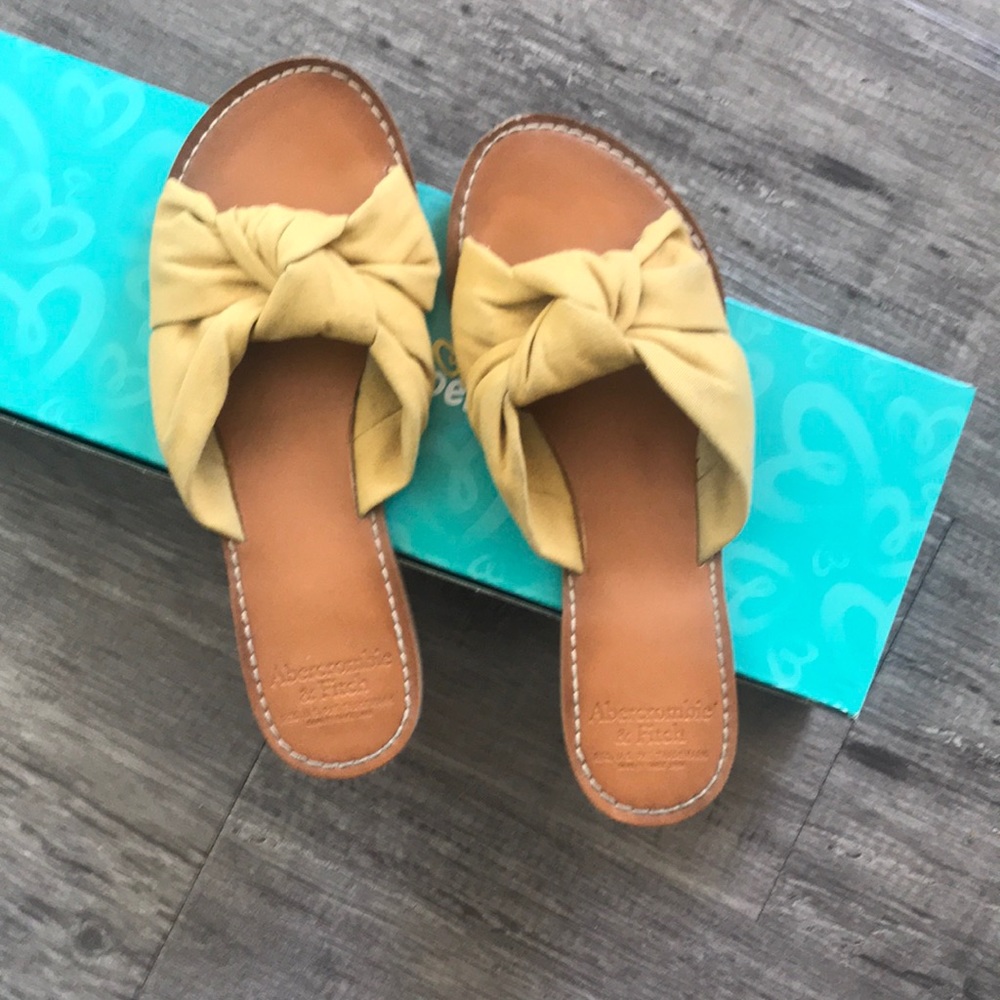 2 for $25 /Sandals made of fabric.